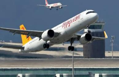 Mujer embarazada finge parto en avión; 27 pasajeros huyen y a ella la detienen