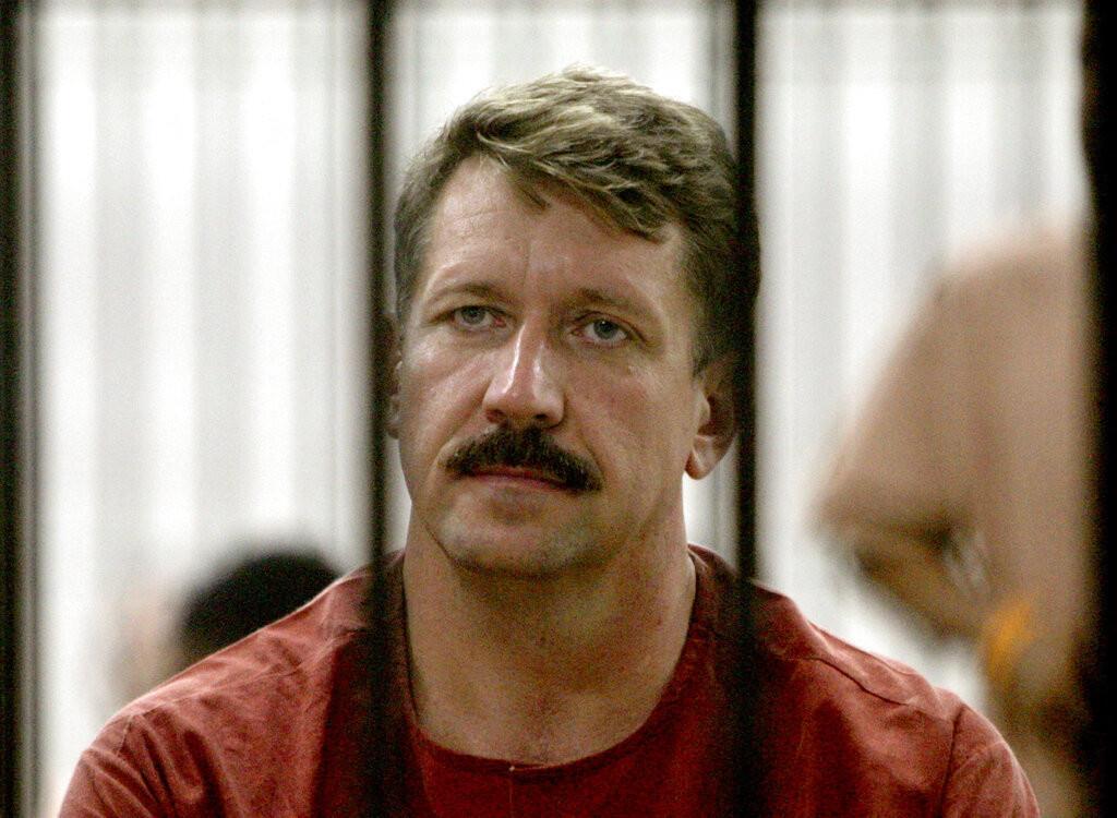 El presunto vendedor de armas ruso Viktor Bout observa desde el centro de detención a la espera de una audiencia de extradición a Estados Unidos en una corte penal, el 19 de mayo de 2009 en Bangkok, Tailandia. (AP Foto/Apichart Weerawong, archivo)