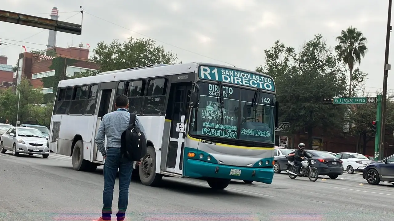 Unidades del transporte público y taxis colectivos son opciones para los ciudadanos ante el cierre de la Línea 2 de Metrorrey. Foto: Carolina León