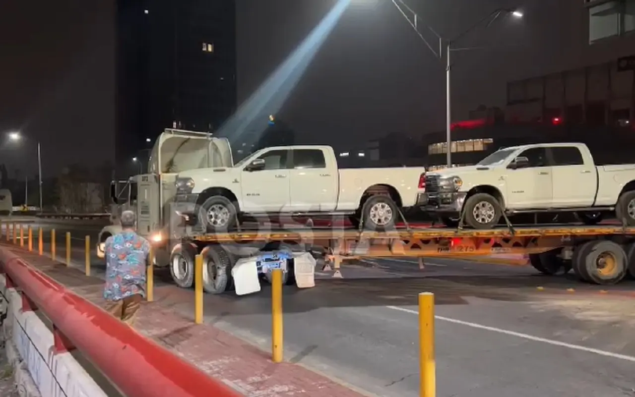 Tráiler se queda atorado en el puente Cuauhtémoc