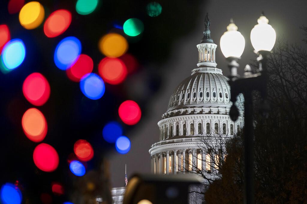 La imagen muestra al Capitolio en Washington con luces navideñas. La Cámara de Representantes de Estados Unidos dio el jueves 8 de diciembre de 2022 aprobación final a una ley que protege los matrimonios del mismo sexo y e interraciales. La ley va ahora a