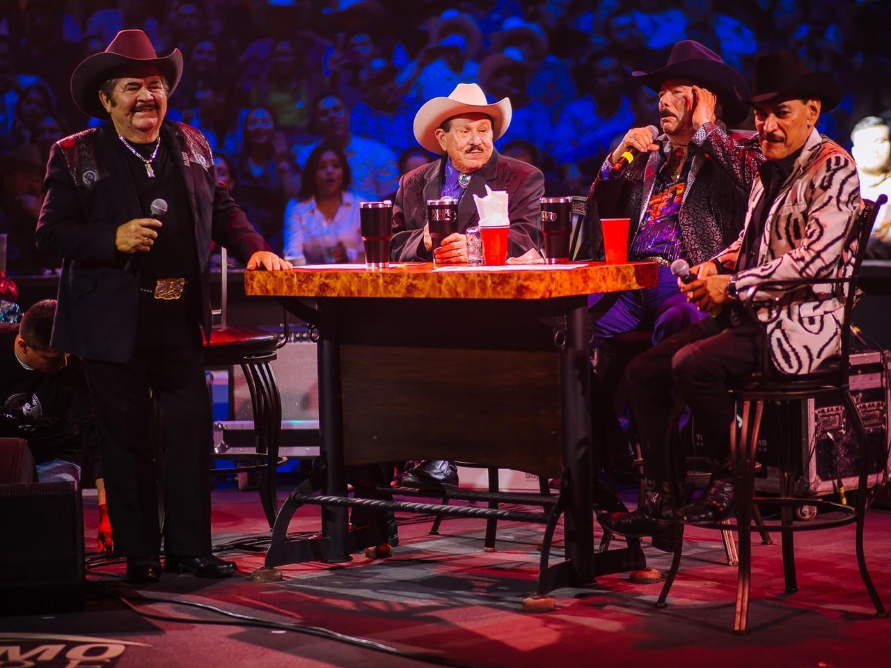 El momento más esperado de la noche fue cuando Lalo Mora, Eliseo Robles, Rosendo Cantú y Raúl Hernández compartieron el escenario. Foto: Cortesía