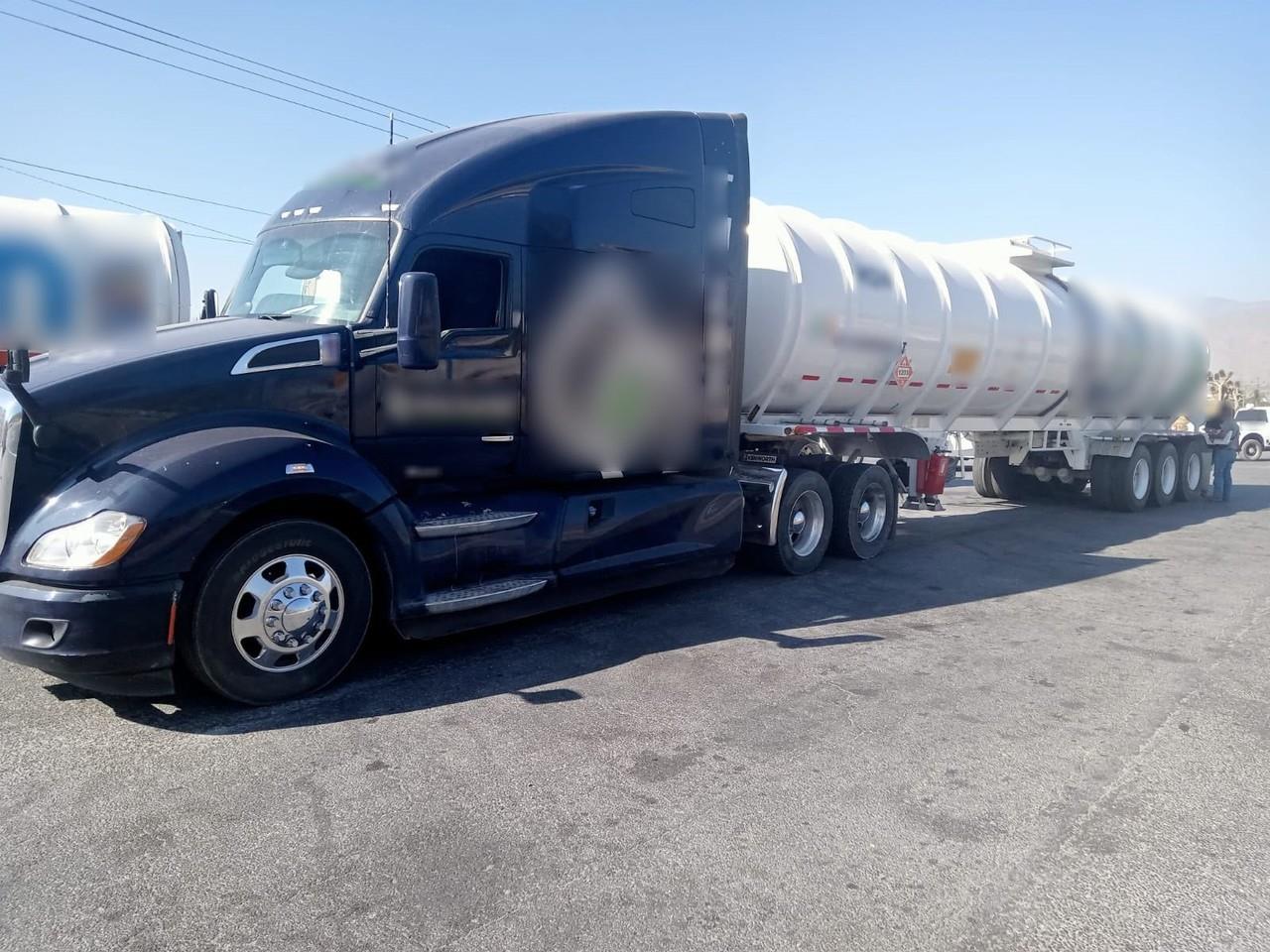 Personal de la Guardia Nacional (GN) detuvo a un hombre y aseguró un tractocamión con 25 mil litros de combustible en el estado de Coahuila. Foto: Twitter @GN_MEXICO_