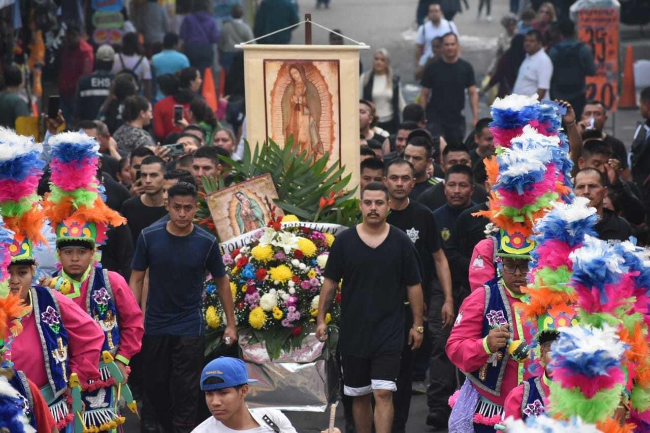 Policías de Monterrey llevan la Rosa de Plata a la Virgen de Guadalupe