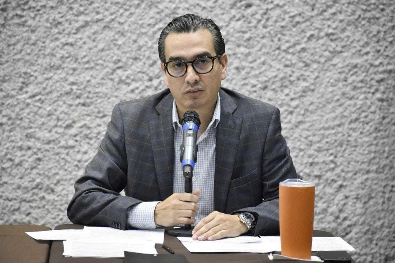Eduardo Gaona trabaja en iniciativa en beneficio de los estudiantes. FOTO: Cortesía