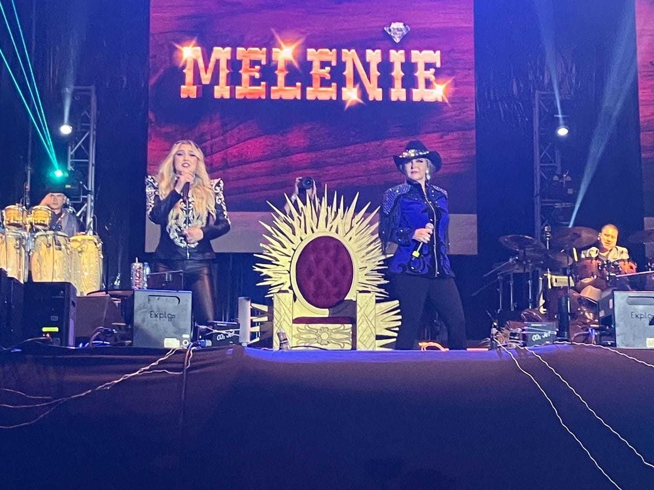 Melenie cantó junto a su mamá, Alicia Villarreal, el tema Te Aprovechas. Fotos: Arturo González