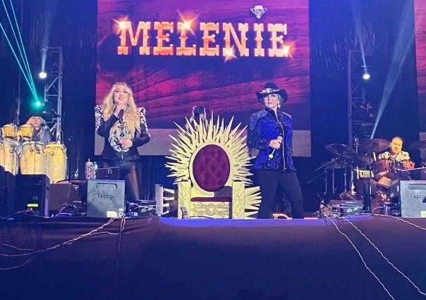 Hace Melenie Carmona su debut como cantante