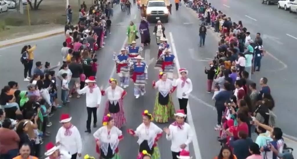 Jesús Nava lleva desfiles navideños a las calles de Santa Catarina