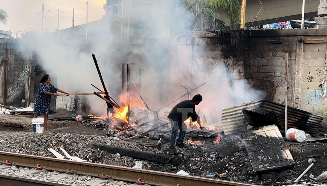 Incendio consume un tejaban en colonia Talleres