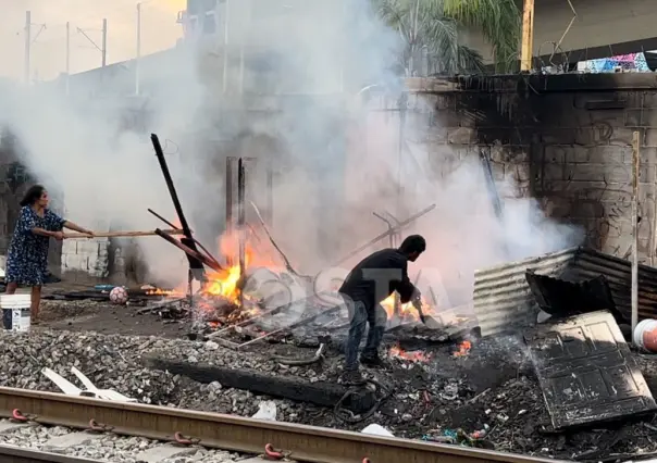 Incendio consume un tejaban en colonia Talleres