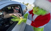 El Grinch entrega cebollas a conductores