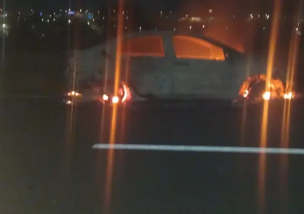 Ponen roca en Anillo Periférico de Juárez, choca auto y se incendia