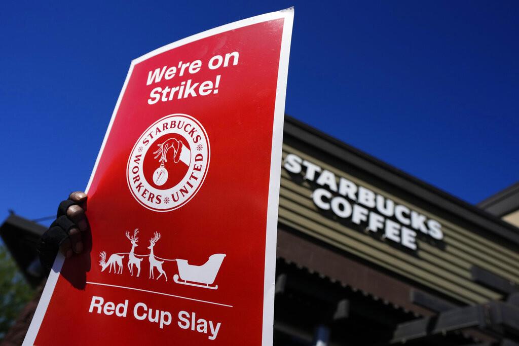 Trabajadores de Starbucks en todo Estados Unidos planean iniciar una huelga de tres días a partir del viernes 16 de diciembre de 2022 como parte de su campaña para formar un sindicato de toda la cadena de cafeterías. (AP Foto/Matt York, File)