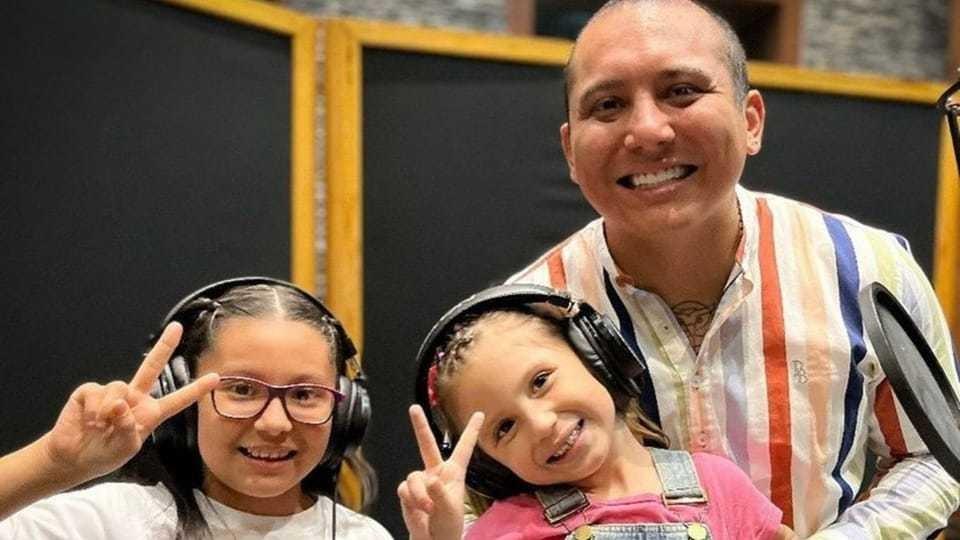 Edwin Luna cantará el tema con sus hijas este sábado en el Teletón México 2022. Foto. Cortesía Edwin Luna