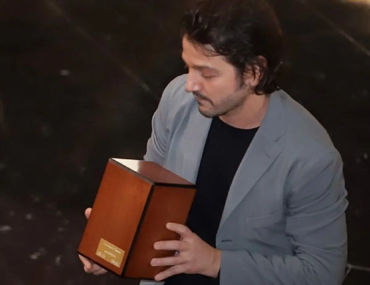 El actor Diego Luna, sostiene la urna con las cenizas de su padre el arquitecto y escenógrafo Alejandro Luna. Foto: NMás