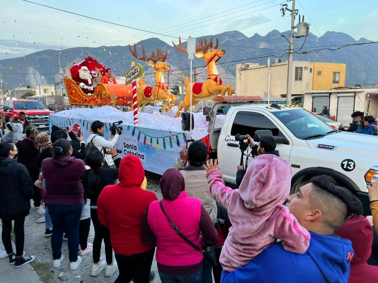 Las familias de Santa Catarina disfrutaron del cuarto y último desfile navideño con carros alegóricos. Foto: Gobierno de Santa Catarina