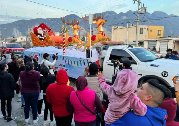 Disfrutan familias de 4 desfiles navideños en Santa Catarina