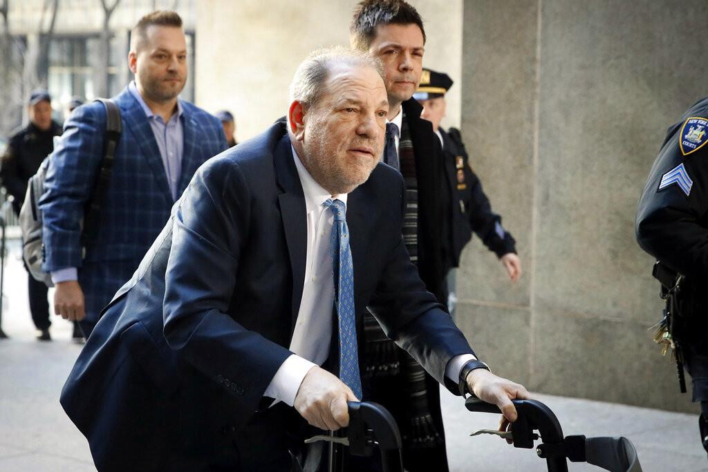 Harvey Weinstein llega a un tribunal de Manhattan en su juicio por violación, el 24 de febrero de 2020, en Nueva York. (AP Foto/John Minchillo, archivo)