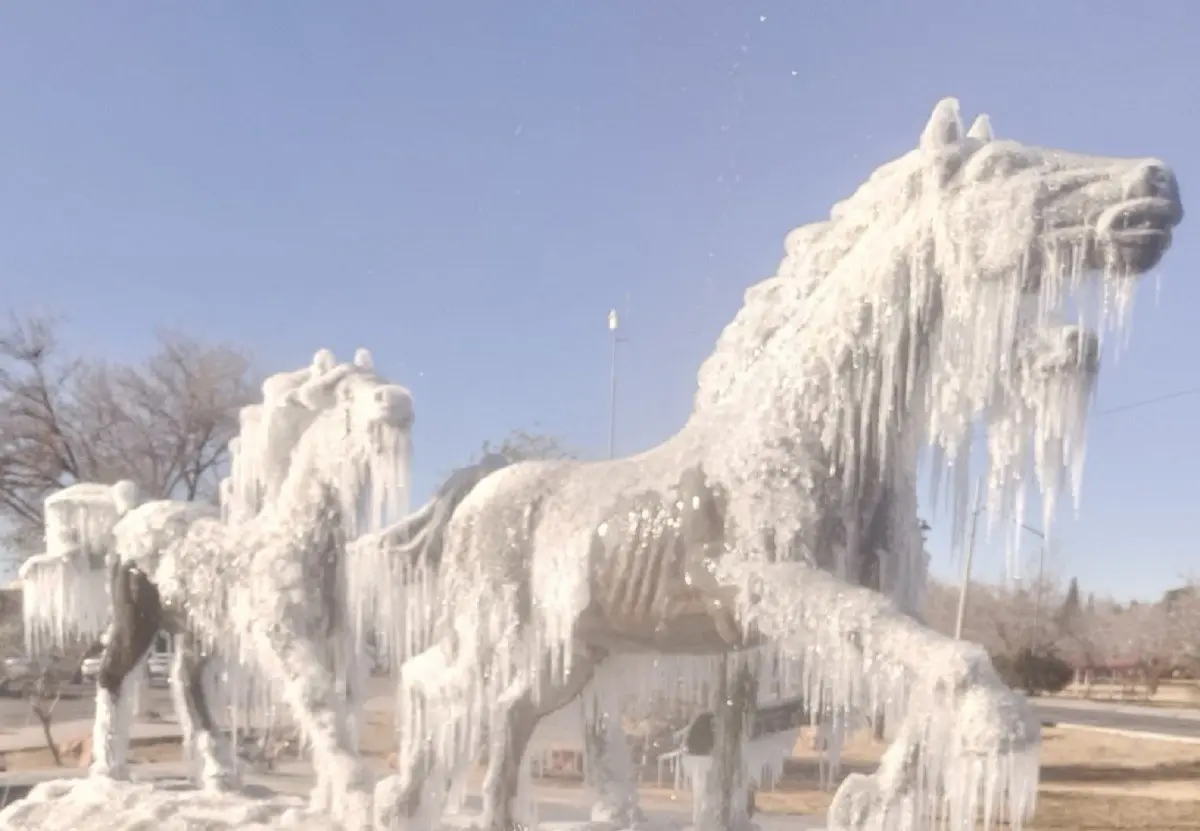 La fuente Los Indomables de Ciudad Juárez, Chihuahua, se congeló ante el paso de la onda gélida. Foto: Twitter @BenjaminCarrer4