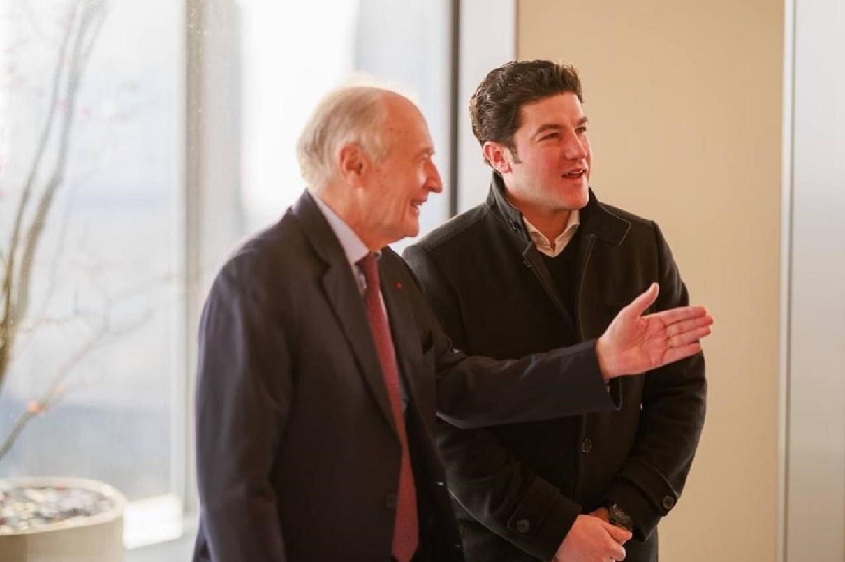 El gobernador de Nuevo León, Samuel García Sepúlveda, durante su reunión con Xavier Huillard, presidente y director ejecutivo de la compañía Vinci. Foto: Armando Galicia