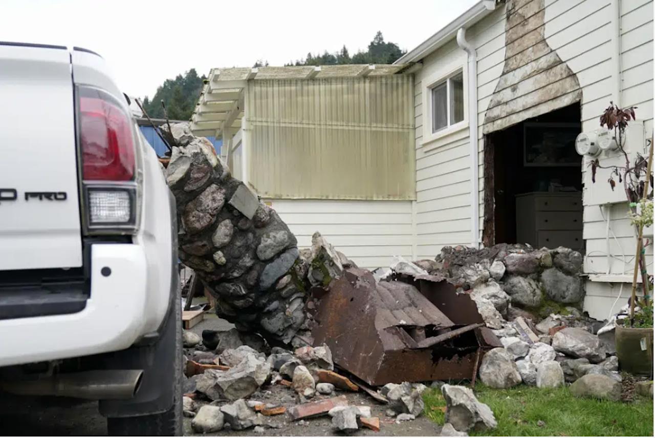 Una vivienda dañada por un sismo en Rio Dell, California. FOTO: (AP Foto/Godofredo A. Vásquez)