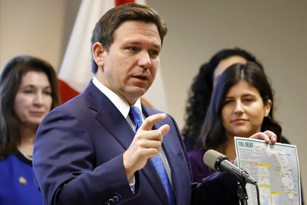 El gobernador Ron DeSantis anuncia una reducción en las cuotas de las carreteras durante una conferencia de prensa el jueves 15 de diciembre de 2022, en las oficinas del Departamento de Transporte de Florida, en Fort Lauderdale, Florida. (Amy Beth Bennett/