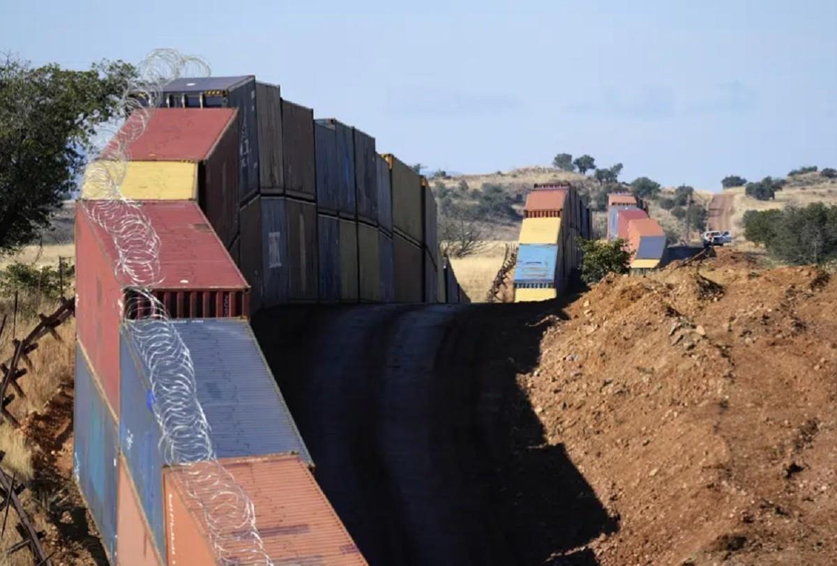 La administración de Biden y el gobernador republicano llegaron a un acuerdo de que Arizona dejará de instalar los contenedores en el Bosque Nacional Coronado. Foto: AP
