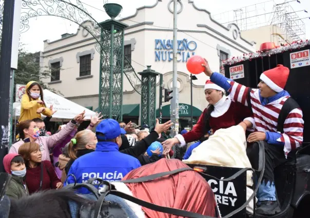 Entrega policía de Monterrey dulces y regalos a regios previo a Navidad