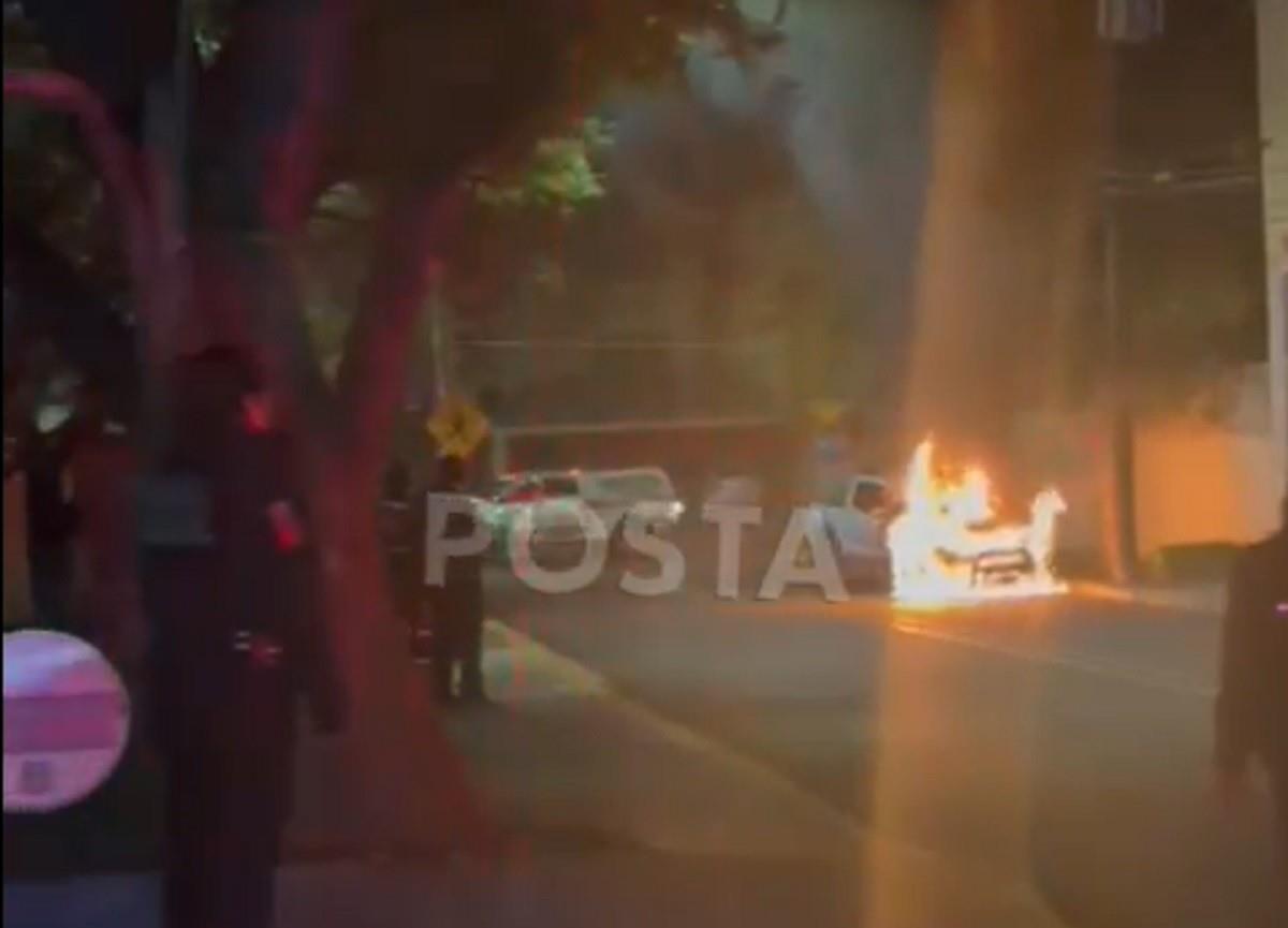 Una fallUna camioneta se incendió frente al Parque Colorines del municipio de San Pedro Garza García. Foto: Raymundo Elizalde
