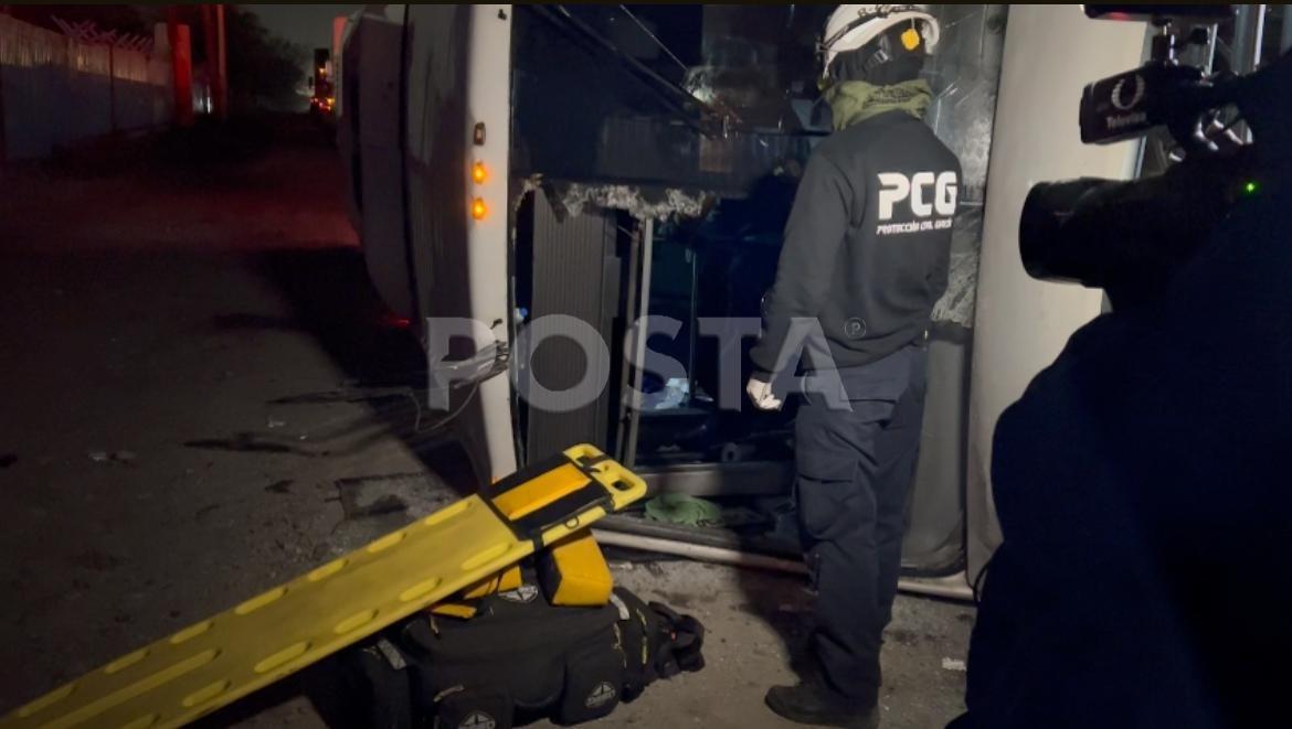 Al menos 5 personas resultaron lesionadas tras volcar un transporte de personal luego que se congelara el parabrisas en el municipio de García, Nuevo León. Foto: Raymundo Elizalde