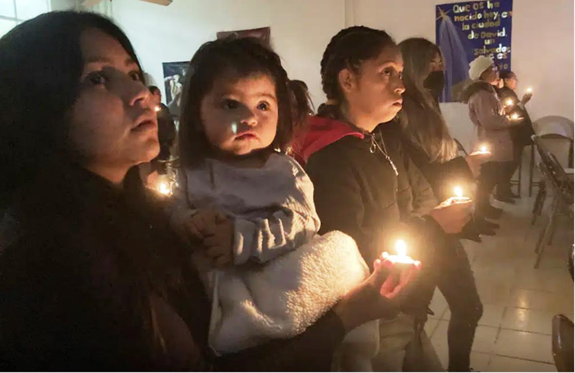 Migrantes varados en la frontera celebran Navidad. FOTO:  (Foto AP/Morgan Lee)