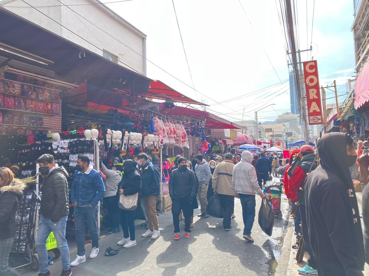 La mayoría de los ciudadanos utiliza cubrebocas en las calles del centro de Monterrey para evitar contagios de COVID-19. Foto: Karla Omosigho