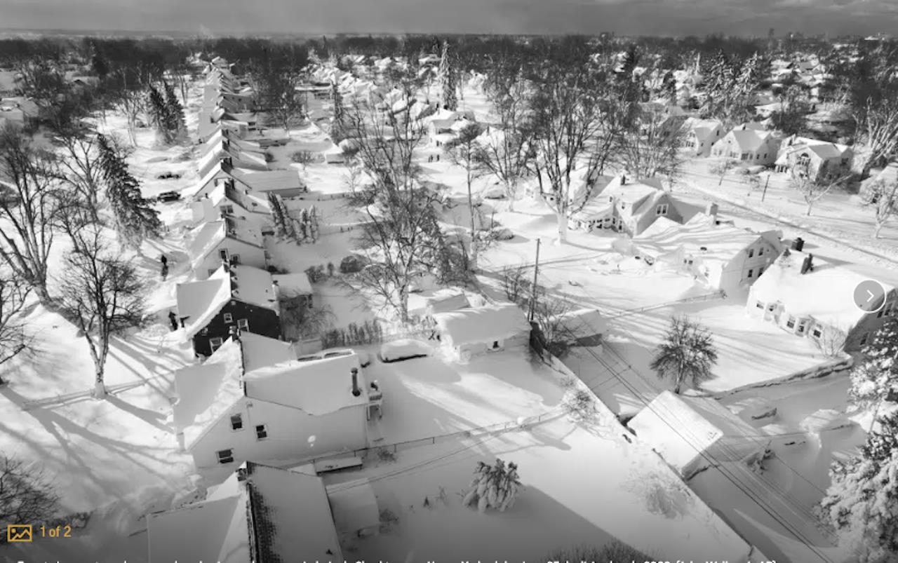 La tormenta desató toda su furia en Buffalo, donde vientos con fuerza de huracán y una intensa nevada paralizaron los servicios de emergencia. FOTO:(John Waller vía AP)