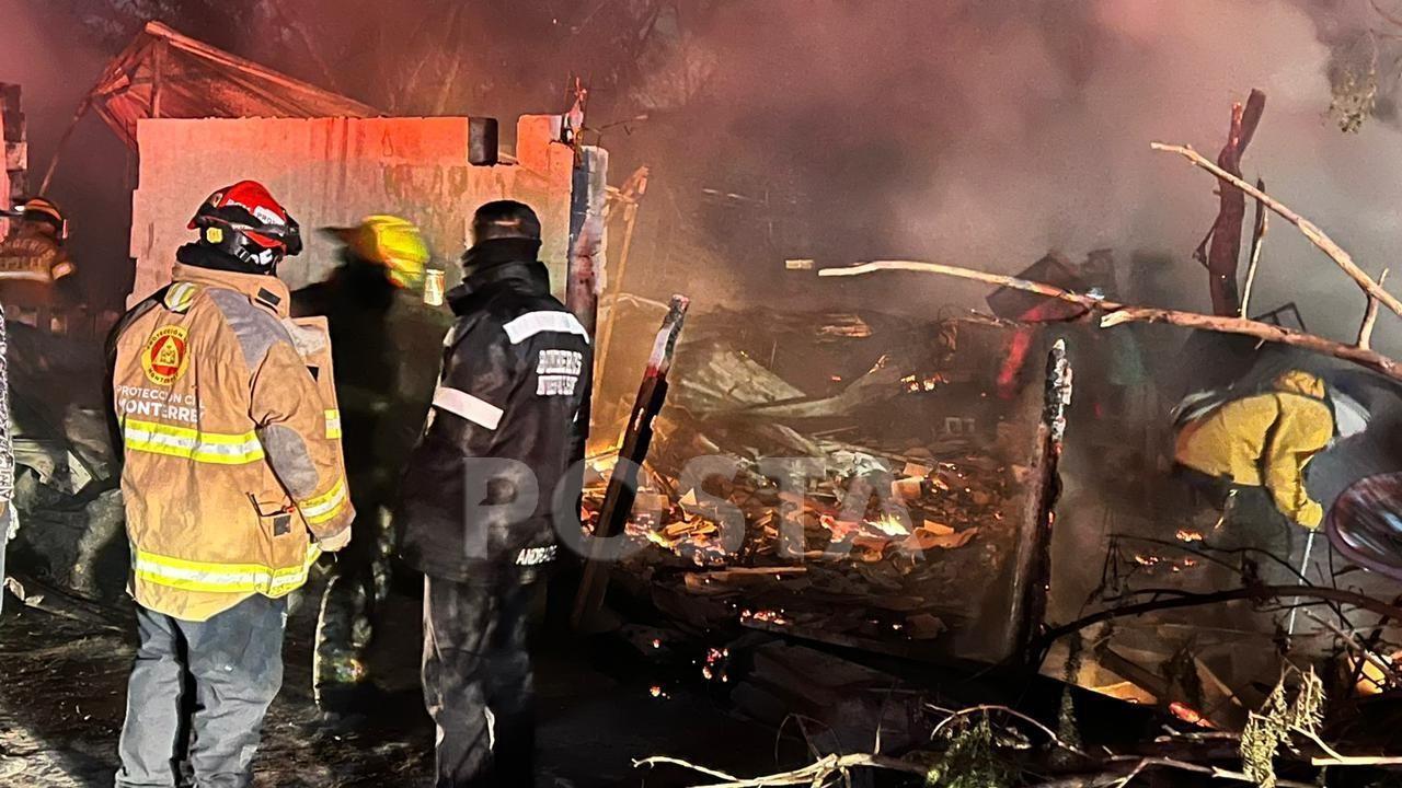 Según los afectados el incendio fue originado por la fogata que encendió un hombre que acostumbraba dormir a un costado de las viviendas de madera y lámina, bajo una lona. Foto: Raymundo Elizalde