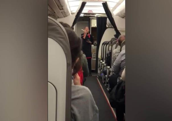 ¿Mariah? Azafata canta en pleno vuelo "All i want for Chrismas is you"