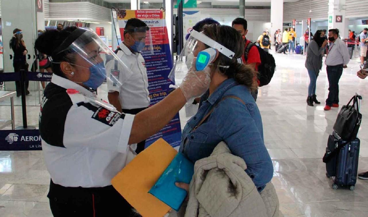 La Secretaría de Salud en Nuevo León no descarta regresar a aplicar filtros en el aeropuerto para detectar casos de COVID-19. Foto: Food and Travel México