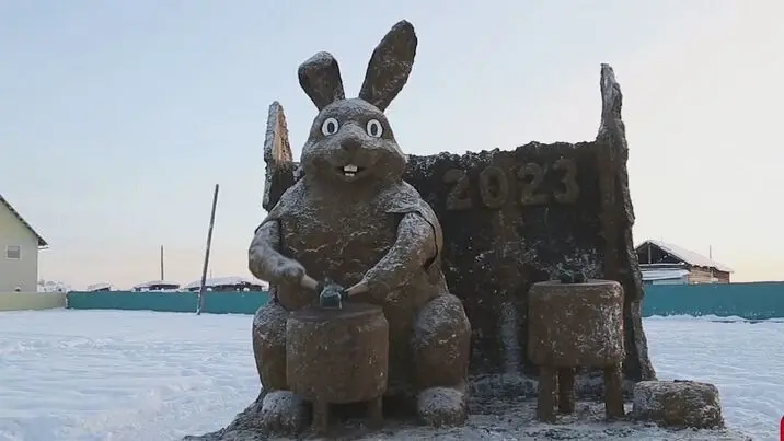 Artista siberiano marca año nuevo con enorme conejo hecho con estiércol de vaca