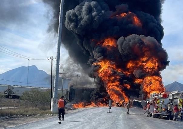 Choca tren contra pipa con combustible en Salinas Victoria