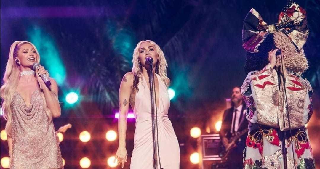 Paris Hilton hizo un aparición especial en el show de fin de año de Miley Cyrus. Foto: Instagram @siamusic