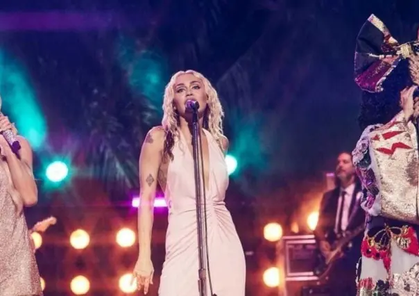 VIDEO: Sorprende Paris Hilton en show de fin de año de Miley Cyrus