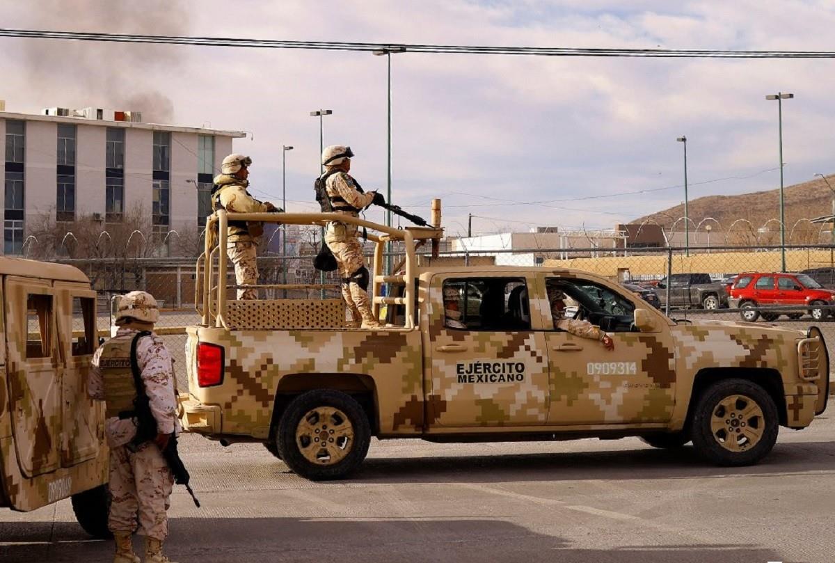 La situación en el CERESO número 3 de Ciudad Juárez fue controlada por elementos de la Secretaría de la Defensa Nacional (SEDENA), Guardia Nacional (GN) y policía estatal. Foto: Twitter @nmas