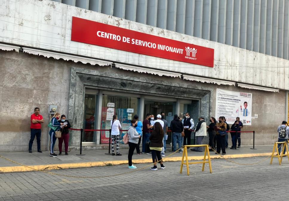 Se reducen filas en las oficinas del Infonavit. Foto: Carolina León