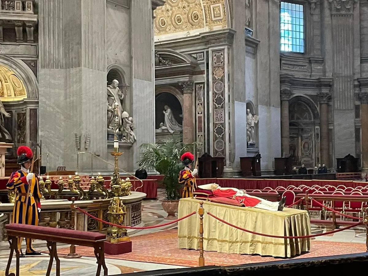 Miles de personas acudieron a dar el último adiós al Papa emérito Benedicto XVI en la capilla ardiente de la Basílica de San Pedro en El Vaticano. Foto: Twitter @VaticanNews