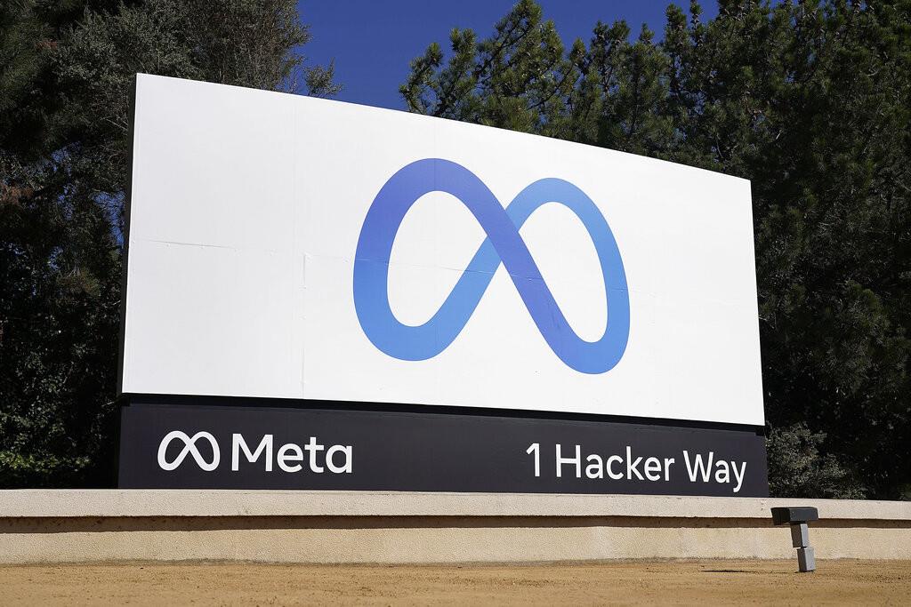 El logo de Meta, la firma matriz de Facebook, en la sede de la compañía en Menlo Park, California, el 28 de octubre de 2021. (AP Foto/Tony Avelar, Archivo)