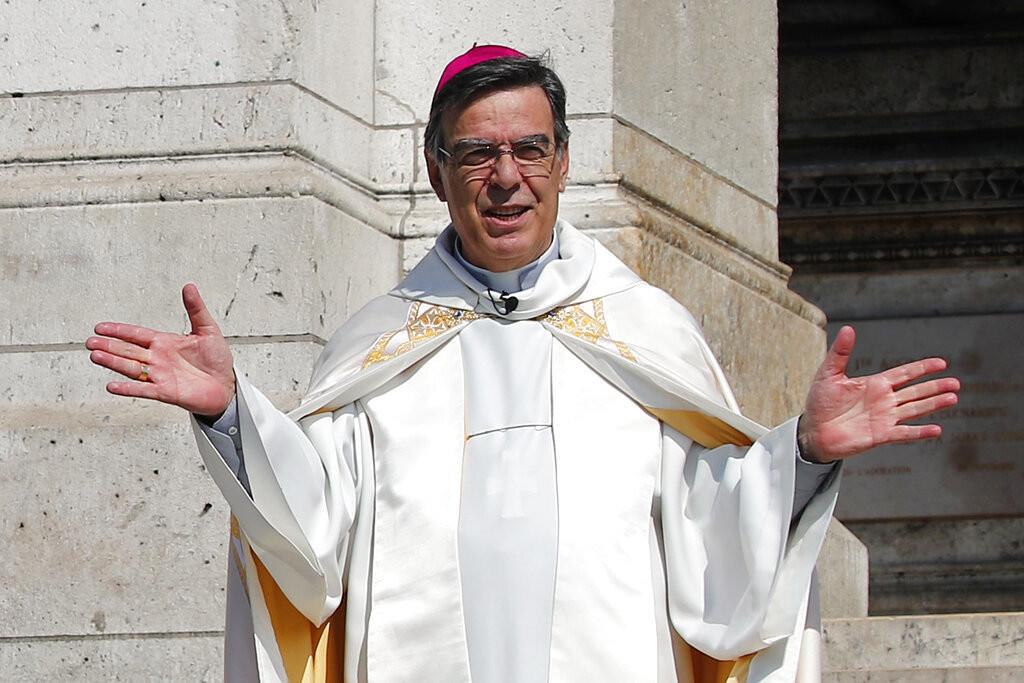 En esta imagen de archivo, el arzobispo de París, Michel Aupetit, gesticula durante una misa ante la basílica del Sagrado Corazón, el 9 de abril de 2020, en París. (AP Foto/Francois Mori, archivo)