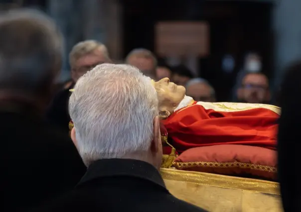 Arzobispo de Monterrey acude al funeral de Benedicto XVI