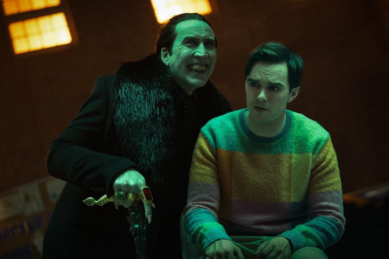 Nicholas Hoult da vida al ayudante del personaje interpretado por Nicolas Cage en Renfield: Asistente de Vampiro. Foto: Universal Pictures