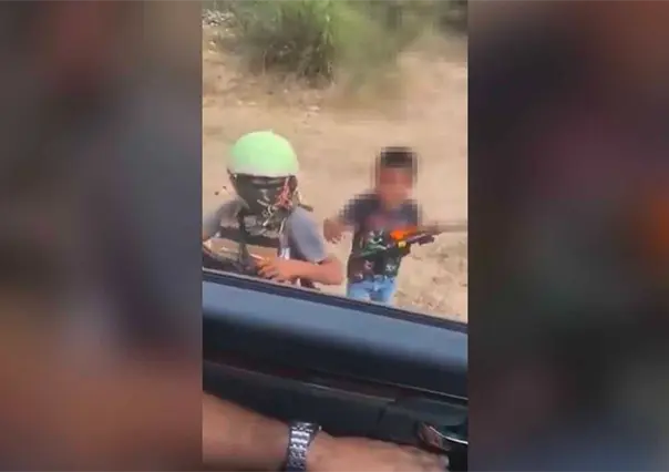 Así montan retén los niños de Sinaloa, con armas de juguete
