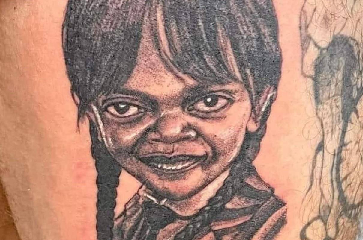 Fanático de Merlina desata polémica con tatuaje; aseguran se parece al actor Samuel L. Jackson y a Mamberroi Jr. Foto: Twitter @SoyBvip
