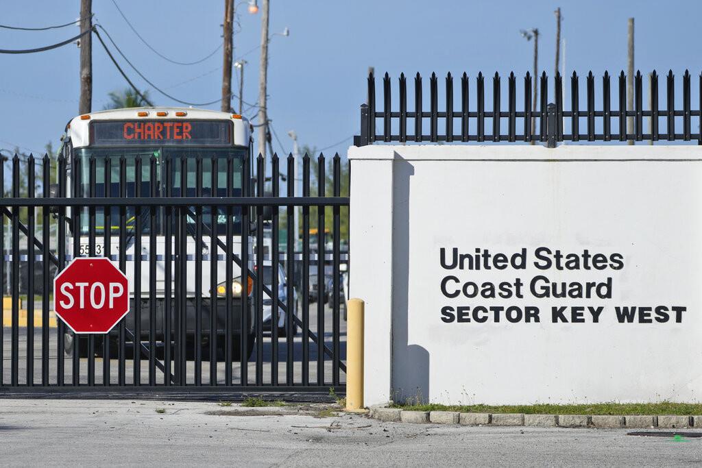 Autobuses que transportan a migrantes cubanos parten del Sector Key West de la Guardia Costera el jueves 5 de enero de 2023, en Key West, Florida. (AP Foto/Wilfredo Lee)